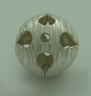 Cuenta de esfera troquela con flor y gotas perforadas