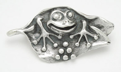 Brooch in sheet with a frog