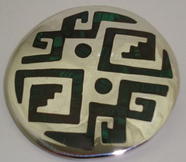 Brooch circle with labyrinth malachite