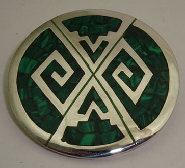 Brooch and  circle divided in 4 of malachite