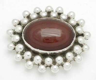 Brooch oval of agate with sphere
