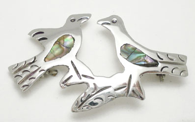 Brooch two pigeons of shell
