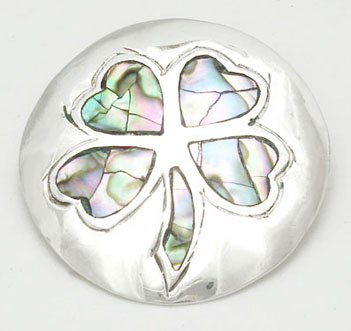 Brooch circle with clover in shell
