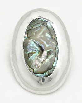 Brooch medium oval with shell to the center