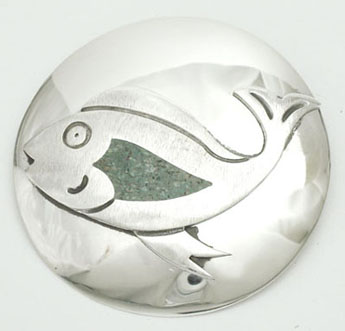 Round brooch with resin fish green