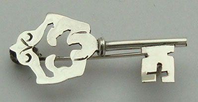 Brooch key of crown boy